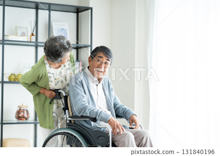 坐輪椅的年長夫婦 坐輪椅的年長夫婦 131840196