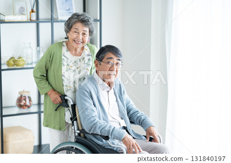 坐輪椅的年長夫婦 131840197