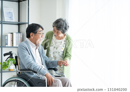 坐輪椅的年長夫婦 131840200