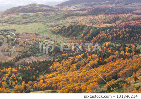 Autumn leaves at Yoshigahira dyed in the morning sun as seen from Shibu Pass on the border between Gunma and Nagano prefectures 131840214