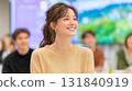 辦公室開會時，帶著微笑的女商人正在聽解釋 131840919