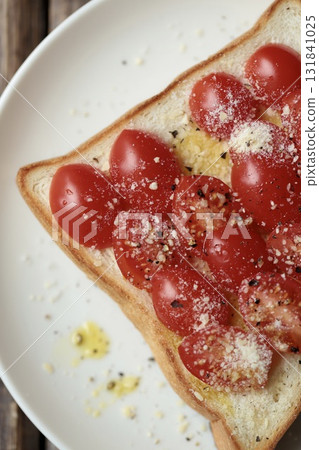 番茄沙拉吐司配橄欖油和磨碎的乳酪 131841025