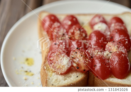 番茄沙拉吐司配橄欖油和磨碎的乳酪 番茄沙拉吐司配橄欖油和磨碎的乳酪 131841026