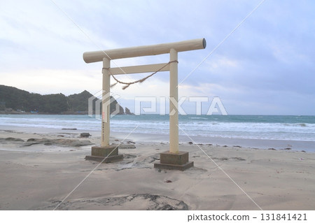 White torii on the Ubara coast (Katsuura City, Chiba Prefecture) 131841421