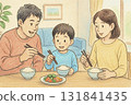 家長和孩子在餐桌上教導孩子如何使用筷子 131841435