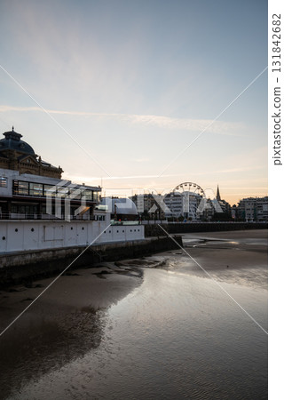 聖塞巴斯蒂安孔查海灘沿岸林立的度假飯店和晨曦中的路燈 131842682