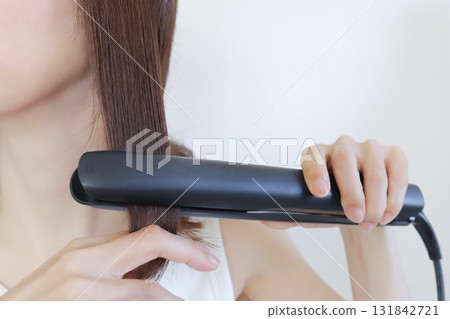 女人在做直髮造型 女人在做直髮造型 131842721