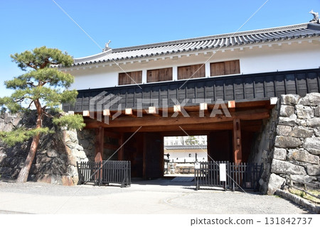 Matsumoto Castle Taikomon Gate (Ichinomon Gate, west side) and blue sky in Matsumoto City, Nagano Prefecture Matsumoto Castle Taikomon Gate (Ichinomon Gate, west side) and blue sky in Matsumoto City, Nagano Prefecture 131842737