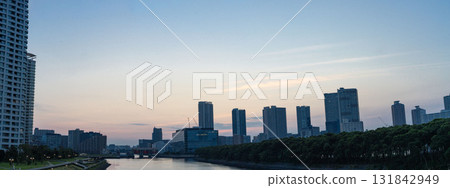 從東京有明眺望東雲運河及豐洲車站週邊地區 從東京有明眺望東雲運河及豐洲車站週邊地區 131842949