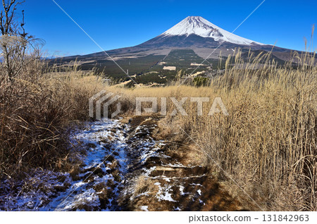 從相鷹山脈的越前山眺望茅戶的登山路線和富士山 131842963