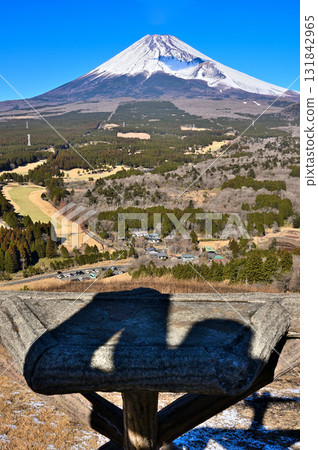 相鷹山脈的越前岳、鳥越高原展望台和富士山的景色 相鷹山脈的越前岳、鳥越高原展望台和富士山的景色 131842965