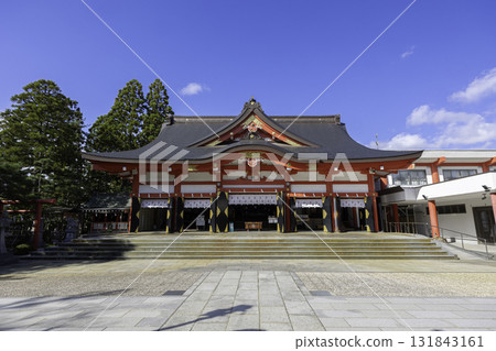 富山日枝神社充滿活力的正殿與鳥居－朱紅色的神社建築在藍天的襯托下格外醒目 131843161