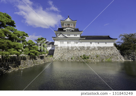 View of Toyama Castle and Castle Ruins Park: The white-walled castle tower stands out against the blue sky 131843249