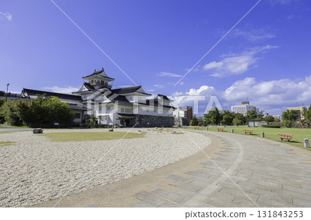 View of Toyama Castle and Castle Ruins Park: The white-walled castle tower stands out against the blue sky 131843253