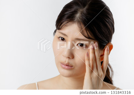 擔心皮膚問題的女性：皮膚護理、乾燥、疲勞和壓力的圖像 131843316
