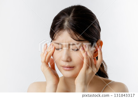 擔心皮膚問題的女性：皮膚護理、乾燥、疲勞和壓力的圖像 131843317