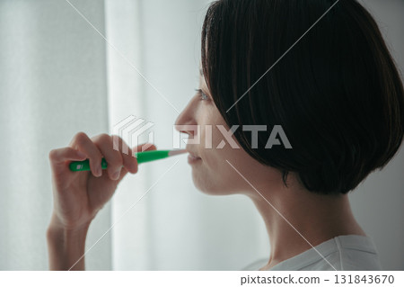 A woman who brushes teeth 131843670