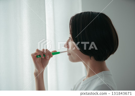 A woman who brushes teeth A woman who brushes teeth 131843671