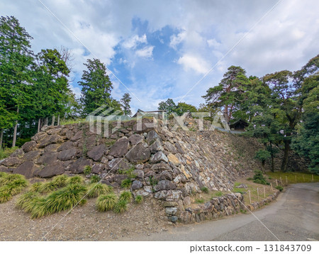 High stone walls at the site of the main citadel of Karasawayama Castle in Fujimachi, Sano City, Tochigi Prefecture High stone walls at the site of the main citadel of Karasawayama Castle in Fujimachi, Sano City, Tochigi Prefecture 131843709
