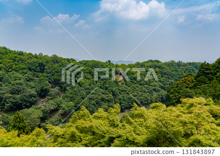 從京都嵐山大斐閣千光寺觀音堂眺望嵐山公園與京都市 131843897