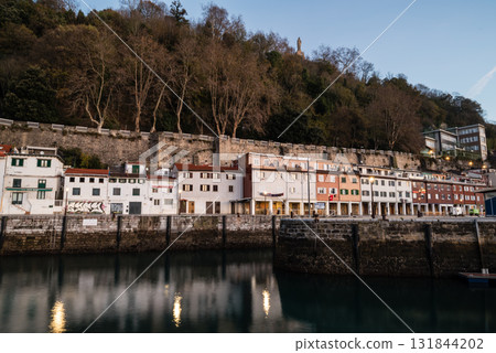 Resort hotels lined up along Concha Bay in San Sebastian and the street lights in the morning glow Resort hotels lined up along Concha Bay in San Sebastian and the street lights in the morning glow 131844202
