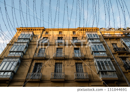 西班牙聖塞巴斯蒂安晴朗天空和晨曦下的歷史建築 131844691