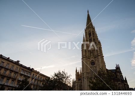 西班牙聖塞巴斯蒂安晴朗天空和晨曦下的歷史建築 131844693