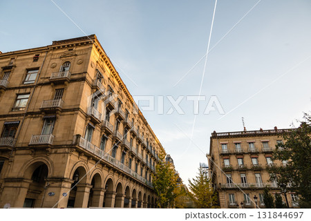 西班牙聖塞巴斯蒂安晴朗天空和晨曦下的歷史建築 131844697
