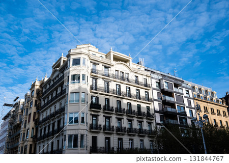 西班牙聖塞巴斯蒂安晴朗天空和晨曦下的歷史建築 131844767