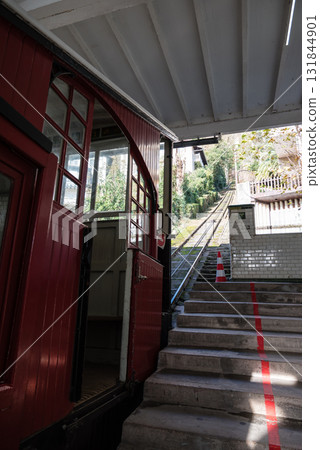 一輛復古纜車駛上西班牙聖塞瓦斯蒂安的伊格爾多山 131844901