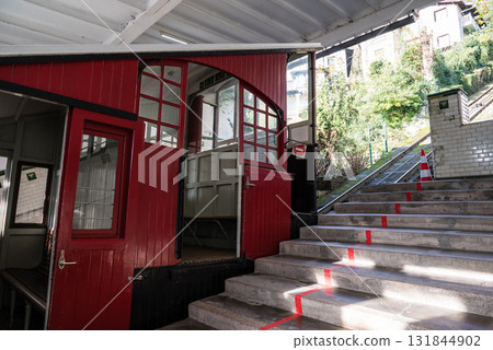 一輛復古纜車駛上西班牙聖塞瓦斯蒂安的伊格爾多山 一輛復古纜車駛上西班牙聖塞瓦斯蒂安的伊格爾多山 131844902