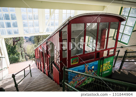 一輛復古纜車駛上西班牙聖塞瓦斯蒂安的伊格爾多山 131844904