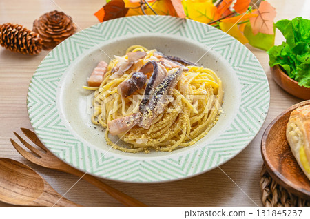 Porcini蘑菇奶油意大利面 Porcini蘑菇奶油意大利面 131845237