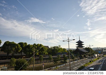 東寺:從九條通步行橋眺望東寺和街道景觀1 東寺:從九條通步行橋眺望東寺和街道景觀1 131845706