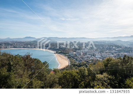 從伊格爾多山的觀景台俯瞰聖塞瓦斯蒂安的山脈和城市 131847935