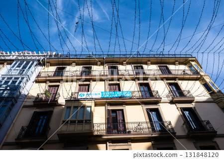 西班牙聖塞瓦斯蒂安晴朗藍天下的歷史建築 131848120