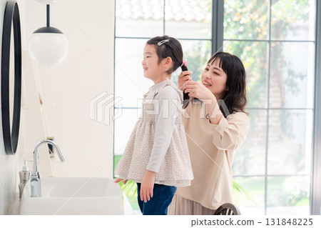 一位母親正在為孩子做頭髮 131848225
