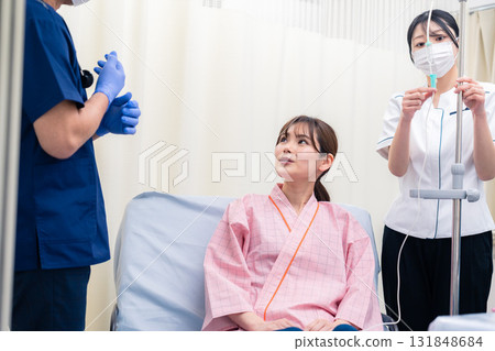 A doctor clearly explaining treatment plans to hospitalized patients A doctor clearly explaining treatment plans to hospitalized patients 131848684