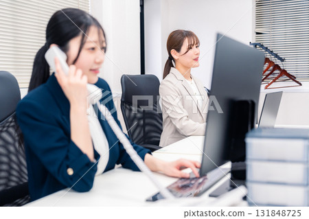 一位微笑的女商人在辦公室接電話 一位微笑的女商人在辦公室接電話 131848725