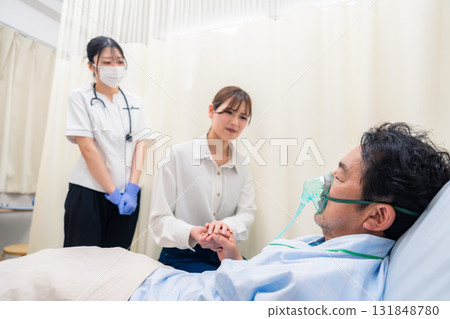 一名年輕女子探望使用呼吸器的家人 131848780