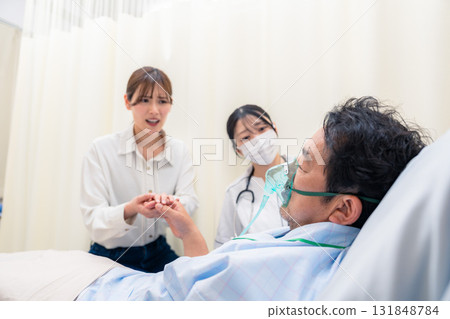 一名年輕女子探望使用呼吸器的家人 131848784