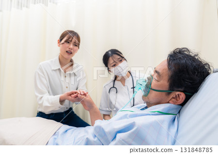 一名年輕女子探望使用呼吸器的家人 131848785