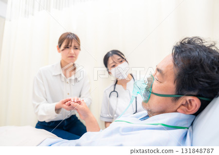 一名年輕女子探望使用呼吸器的家人 131848787