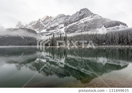 冬日的奧哈拉湖,倒映著雪山 冬日的奧哈拉湖,倒映著雪山 131849635