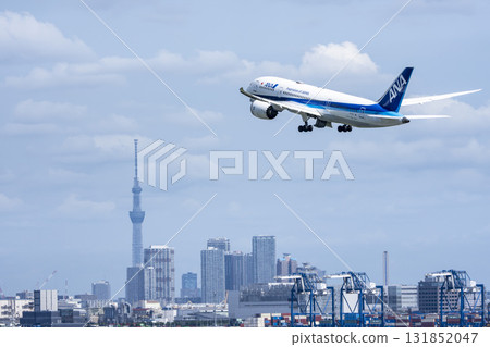 羽田機場、飛機起飛和東京大田區東京晴空塔的風景 131852047