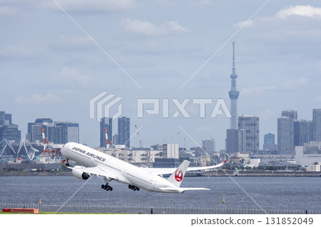 羽田機場、飛機起飛和東京大田區東京晴空塔的風景 131852049