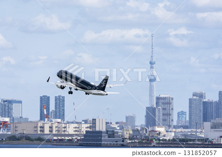 羽田機場、飛機起飛和東京大田區東京晴空塔的風景 131852057