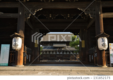 Toji Temple: South Gate 2, enveloped in the early morning silence Toji Temple: South Gate 2, enveloped in the early morning silence 131852173