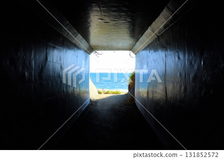 黑暗地下通道盡頭的藍色大海 131852572
