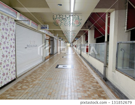 深夜，商店關門歇業的荒涼商業街 131852679